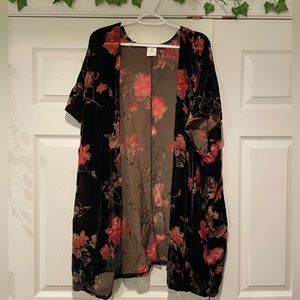 South Moon Under: Brand: By Together this is a floral printed velvet Kimono (L)